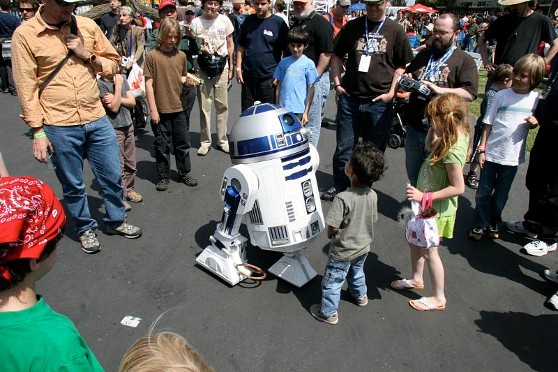 Illustration for article titled DIY R2-D2 Is Even Better than the Real Thing